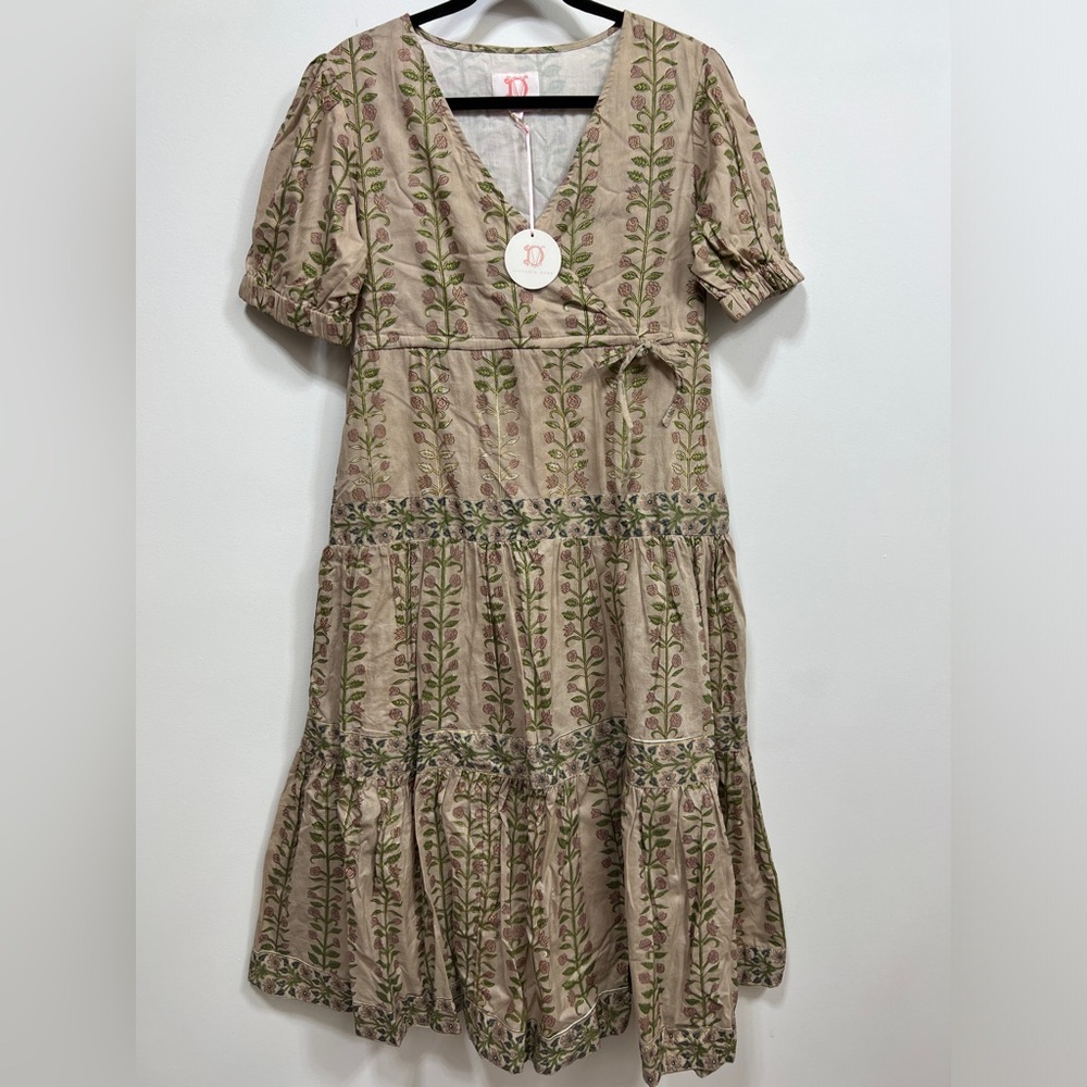 Victoria Dunn maxi,NWT, size medium, the pattern has gold in the design.